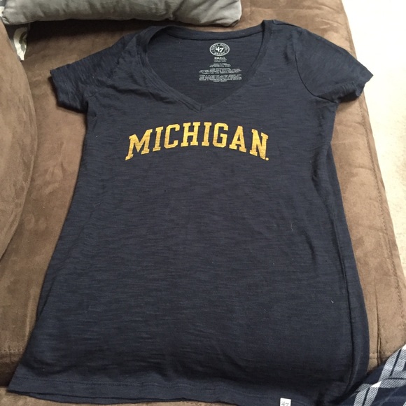 NWOT-Michigan v- neck tee -small - Picture 3 of 6